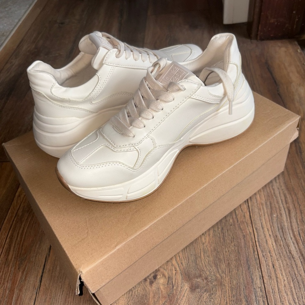 STEVE MADDEN SNEAKER, NWT, Size: 7.5